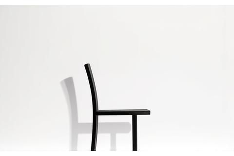 깔끔한 라인과 기하학적 형태의 모던 미니멀 금속 의자